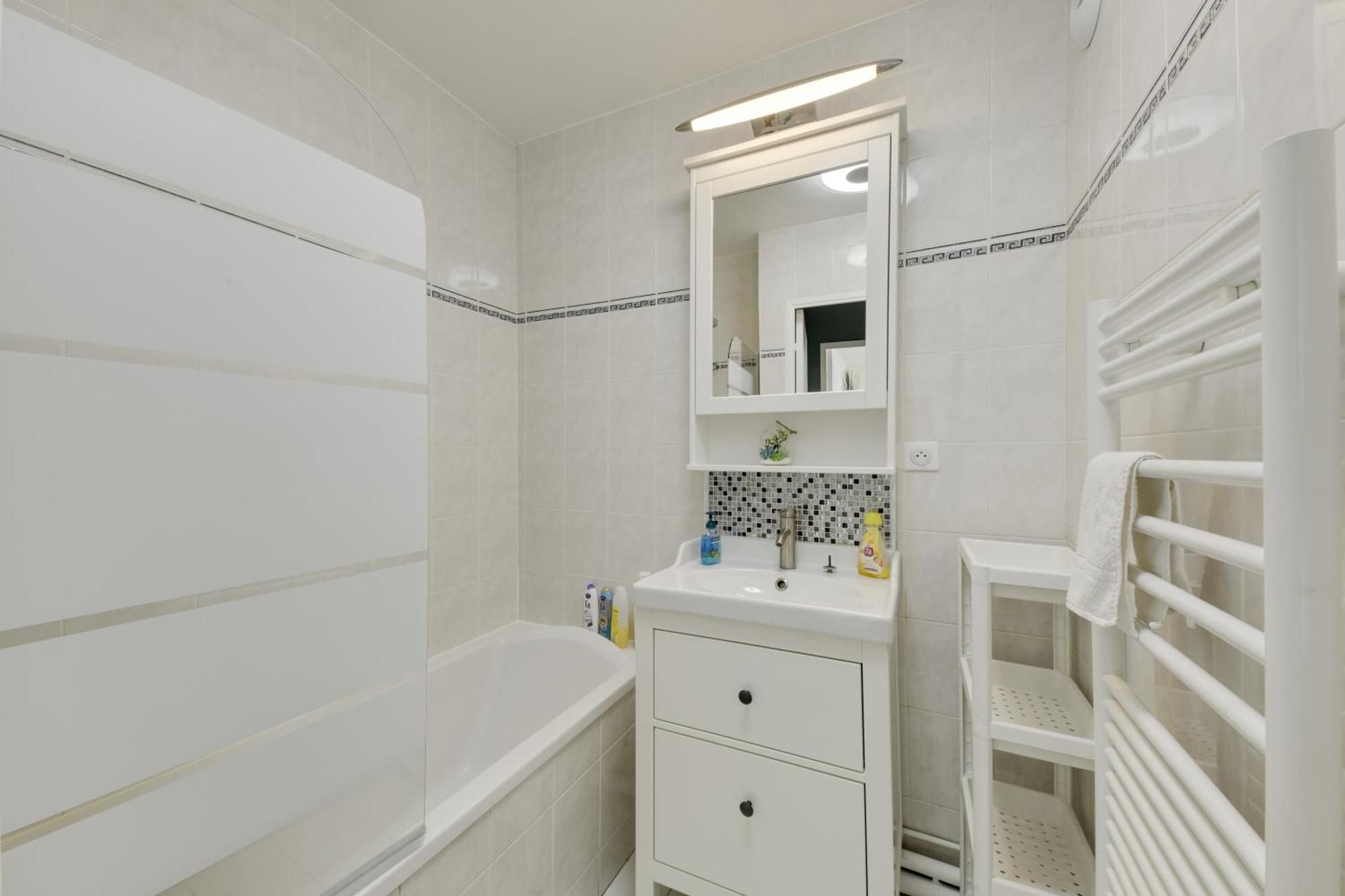 Chic Apartment With Superb View Of The Eiffel Tower 생드니 외부 사진